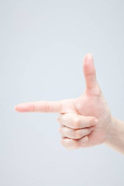 Beyaz arka planda el hareketi yapan kadınların yakın çekimi. 