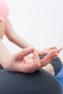 Yerde yoga yapan kadın, kapat.