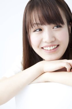 Beyaz arka planda gülümseyen kadın