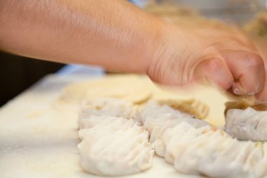Bir şef restoranın mutfağında Japon Gyoza yapıyor. 
