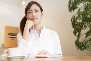 Kafedeki güzel genç bir kadının portresi. 