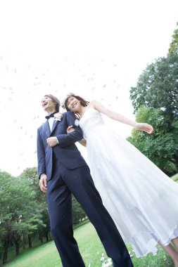 Parkta aşık genç bir çift. 