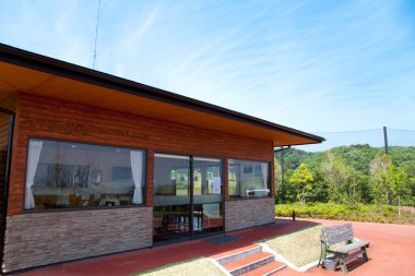 Modern ev dış tasarımı ve mavi gökyüzü 