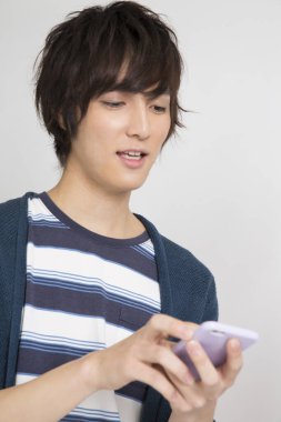 Cep telefonlu genç Asyalı adam.