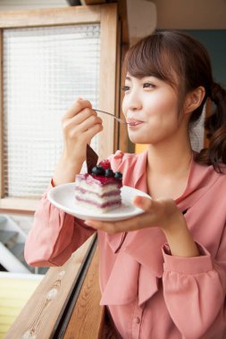 restoranda pasta yemeye kadın