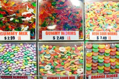 Açık ekran kutularını dolduran renkli şekerlerName