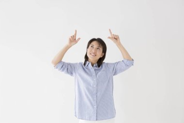 Mavi gömlekli bir kadın işaret ediyor. 