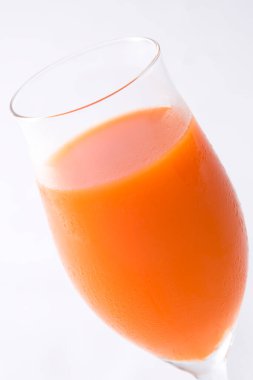 Bardakta taze havuç suyu.