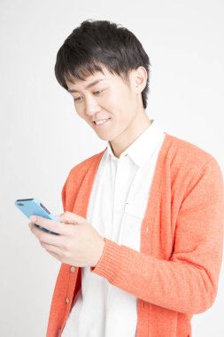 beyaz zemin üzerinde cep telefonu ile genç adam