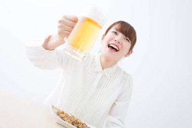 Bira içen genç kadın.