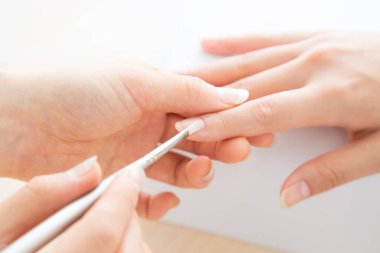 Güzellik salonundaki manikür işlemini kapat. 