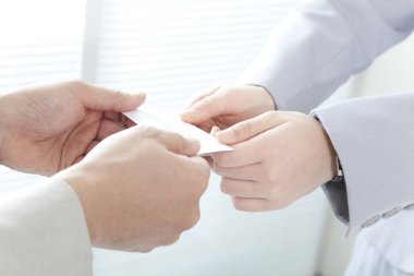 Resmi toplantıda kartvizit alışverişi.