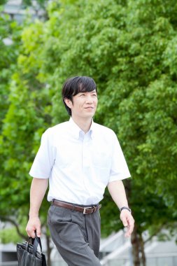 Parkta yürüyen Asyalı adam, portre