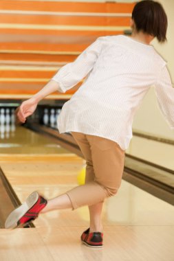 Bowling salonundaki Asyalı kadın