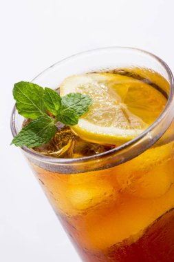 Beyaz arka planda limonlu buzlu çay.