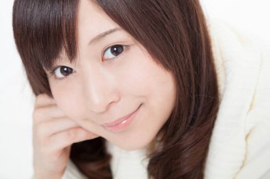 Beyaz kazak giyen genç bayan, yaklaşın.