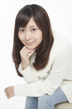 Kanepede oturan genç kadın.