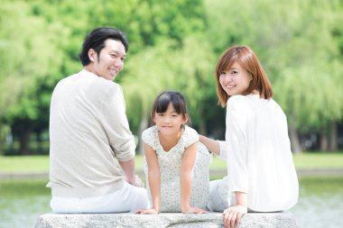 Parkta oturan genç aile 