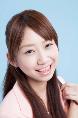 Stüdyoda gülümseyen Asyalı kadın