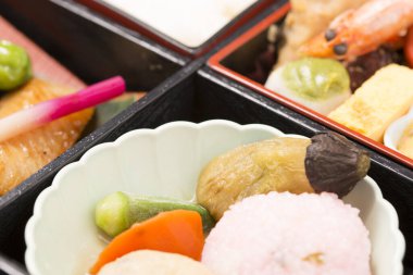 Bento 'da çeşitli lezzetli Asya yemekleri.