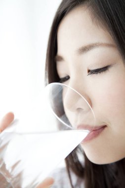 Yakından - bir kadın portresi ile saf beyaz su