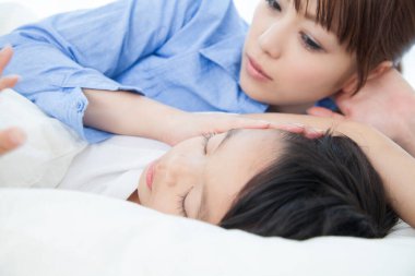 Beyaz stüdyo geçmişi üzerinden oğluyla birlikte Japon bir kadının portresi. 