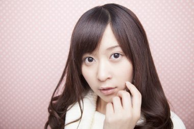 Güzel saçlı Asyalı bir kadının portresi.