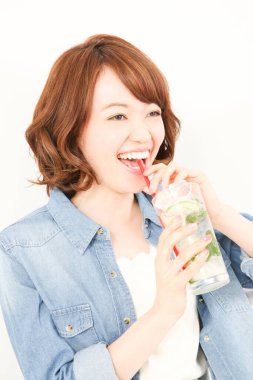 Güzel Japon kadın naneli ferahlatıcı soğuk içecek içiyor.