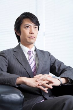 Beyaz takım elbiseli Japon işadamının portresi.