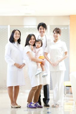 Hastanedeki çocuklu doktorlar.