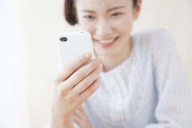 Akıllı telefon kullanan Asyalı kadın.