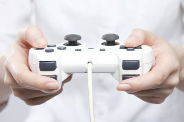 joystick kullanan bir kadının elleri