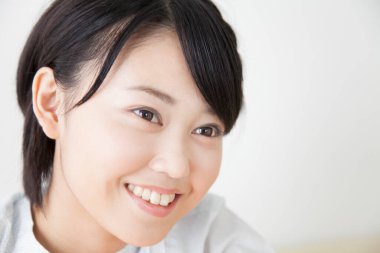 gülümseyen genç Asyalı kadın