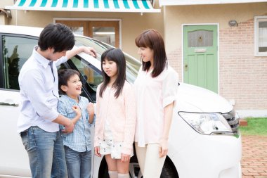 Çocuklu aile arabada bekliyor. 