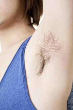 Erkeğin koltuk altı kıllarını kapat.  