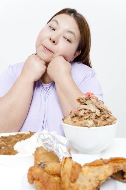 Asyalı kadın sağlıksız yiyecekler yiyor 
