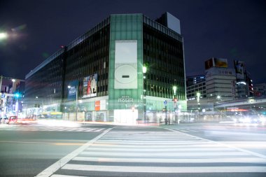 Japon şehrindeki gökdelenlerin ve otoyolların gece görüşü