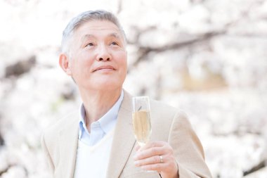 Park 'ta şampanya içen son sınıf öğrencisi. 