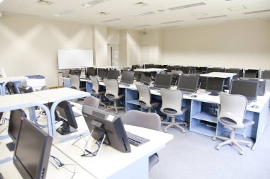 Mobilya ve bilgisayarlı boş sınıfın içi 