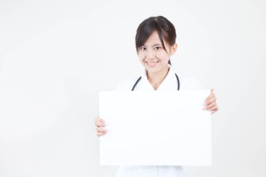 Gülümseyen kadın doktor boş bir kart göster