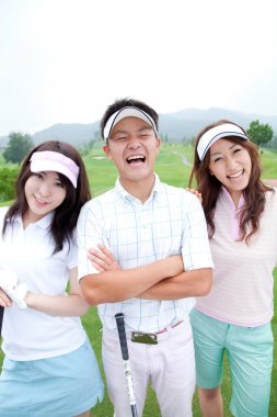 Golf oynayan Asyalı arkadaşların portresi