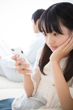 Cep telefonu kullanan Asyalı genç kadının portresi