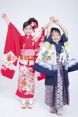 Beyaz arka planda izole edilmiş Japon erkek ve kız portresi