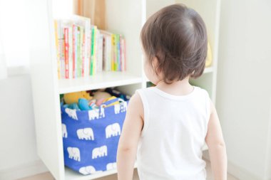 Evde tatlı Asyalı bir kız bebek var. 