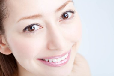 gülümseyen ve kameraya bakıyor güzel kadın