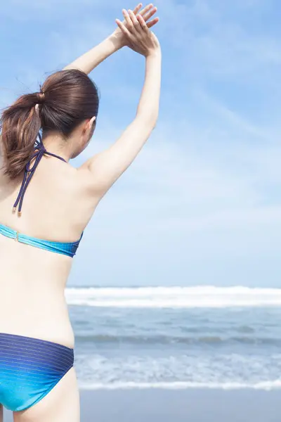Młoda Azjatycka Kobieta Niebieskim Bikini Korzystających Wakacje Letniej Plaży — Zdjęcie stockowe