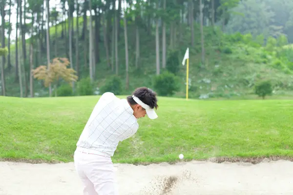 日本年轻人白天打高尔夫 — 图库照片
