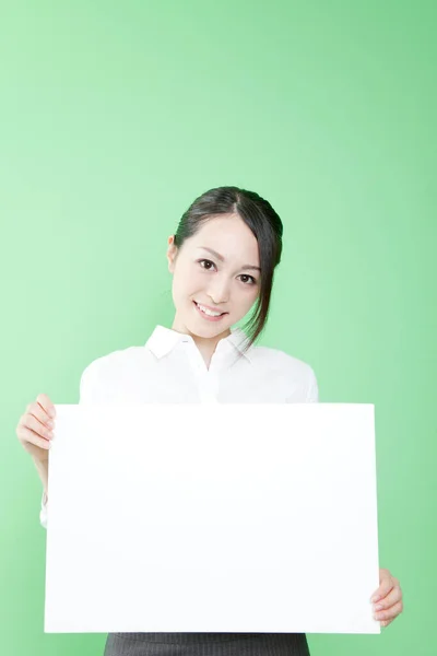 Jeune Femme Asiatique Tenant Bannière Vierge Isolé Sur Fond Vert — Photo