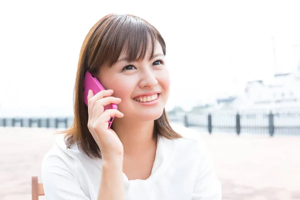 Junge Japanerin Benutzt Smartphone Freien — Stockfoto