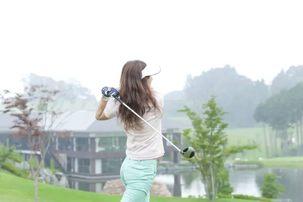 Asian Woman Golfer Playing Golf — Stock Photo, Image